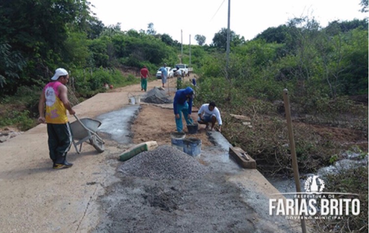 Farias Brito – Prefeito Ze Maria recupera passagem molhada da zona rural de Cabeceira