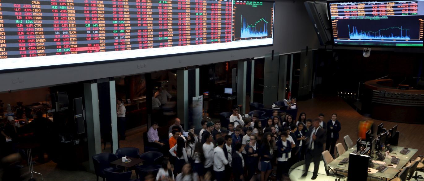 Otimismo econômico faz Bolsa subir 2,4%; dólar cai a R$ 3,10