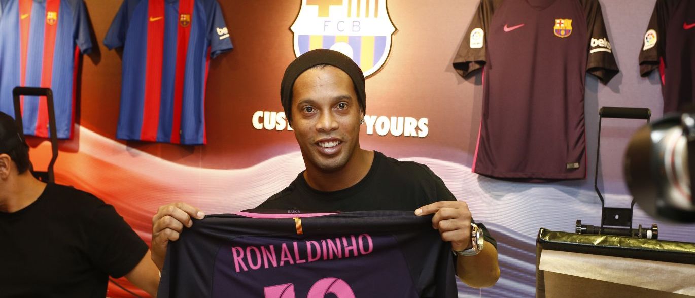 Ronaldinho Gaúcho estreia no time de lendas do Barça no dia 28