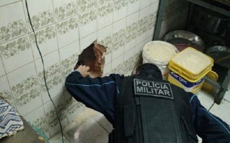 Após cavar buraco na parede da cela com cabo de vassoura dupla de assaltantes foge da cadeia de Granjeiro.