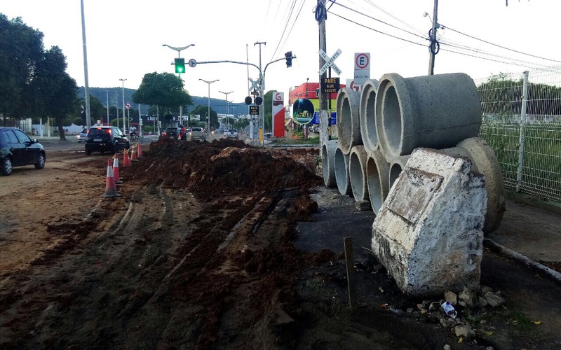 Obra de drenagem na Av. Padre Cícero com Av. Carlos Cruz deixa trânsito lento