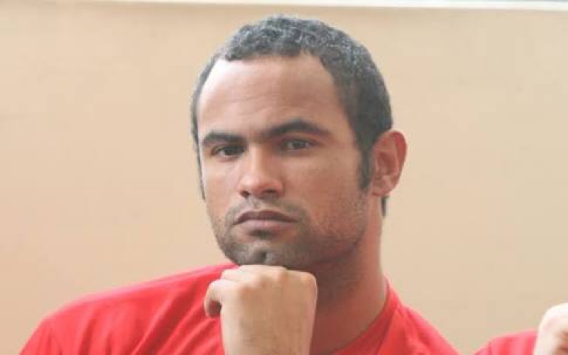 Goleiro Bruno se apresenta à polícia em Minas Gerais