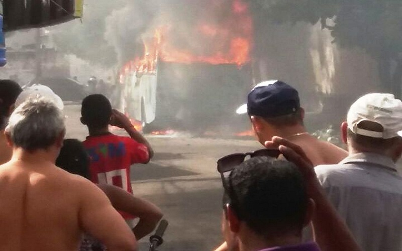 Bandidos reiniciam ataques na Capital e incendeiam ônibus no bairro Vila Velha