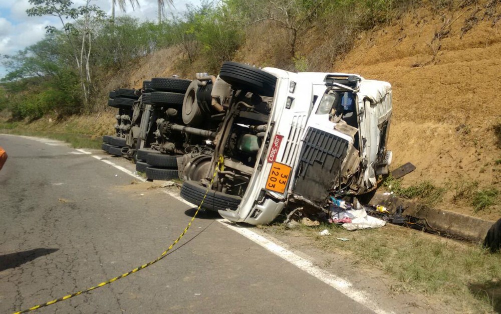 Motorista fica ferido e filho morre após carreta tombar na BR-101
