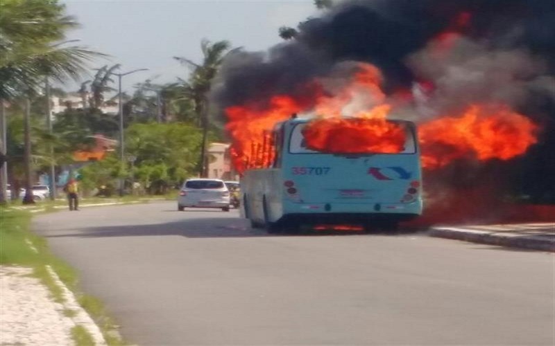 Bandidos ateiam fogo em coletivos em Fortaleza; veja o video