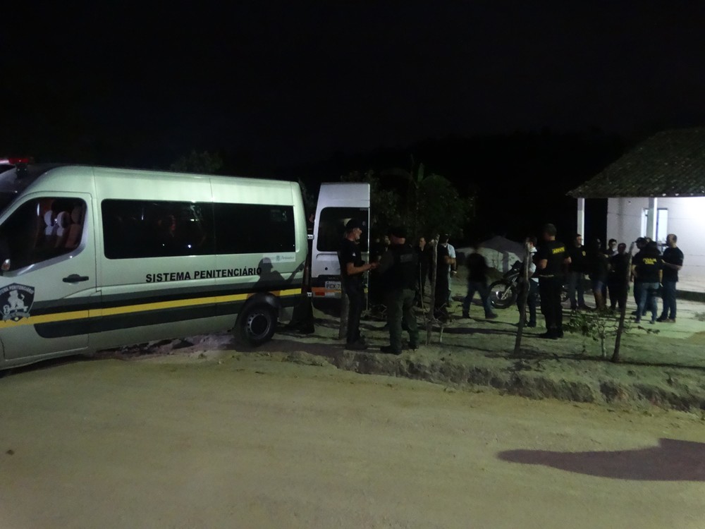 Suspeitos de triplo homicídio em Caruaru participam de reconstituição do crime