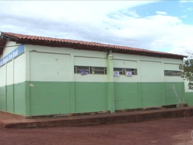 Assaltantes serram grade, invadem escola e roubam merenda na Bahia