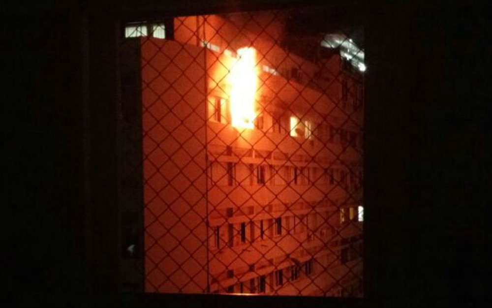 Fogo atinge apartamento e prédio é evacuado no Corredor da Vitória, em Salvador