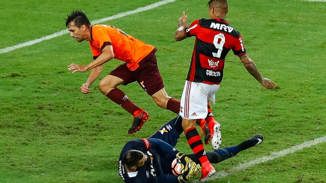 No duelo de rubro-negros, Flamengo bate Atlético-PR e assume ponta do Grupo 4