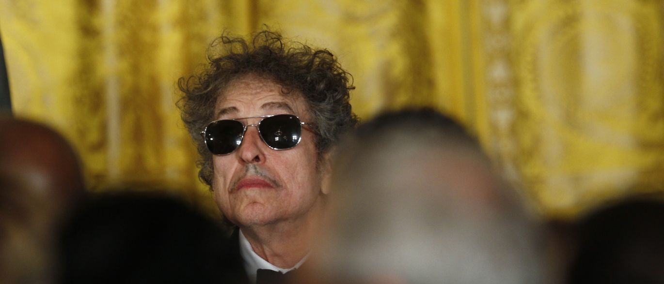 Seis meses depois, Bob Dylan recebe Nobel de Literatura