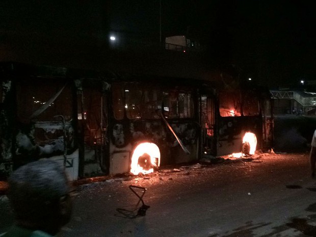 Grupo queima 2 ônibus após tiroteio com suspeito morto e criança baleada