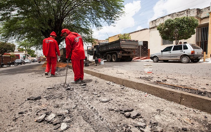 Prefeitura de Juazeiro do Norte realiza conserto da Rua do Horto e Avenida Leandro Bezerra