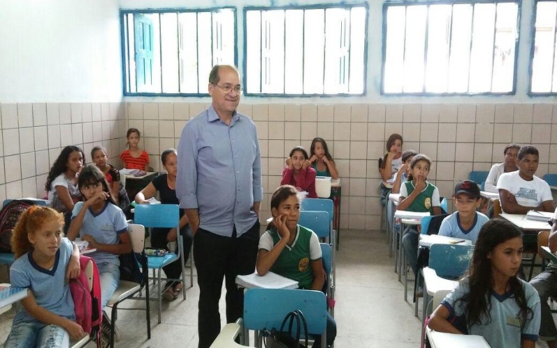 Prefeito do Crato realiza visitas em escolas da localidade de Santa Fé