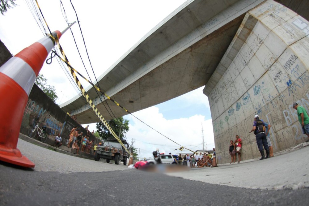 Moto cai de viaduto e deixa um morto e outro ferido no Recife