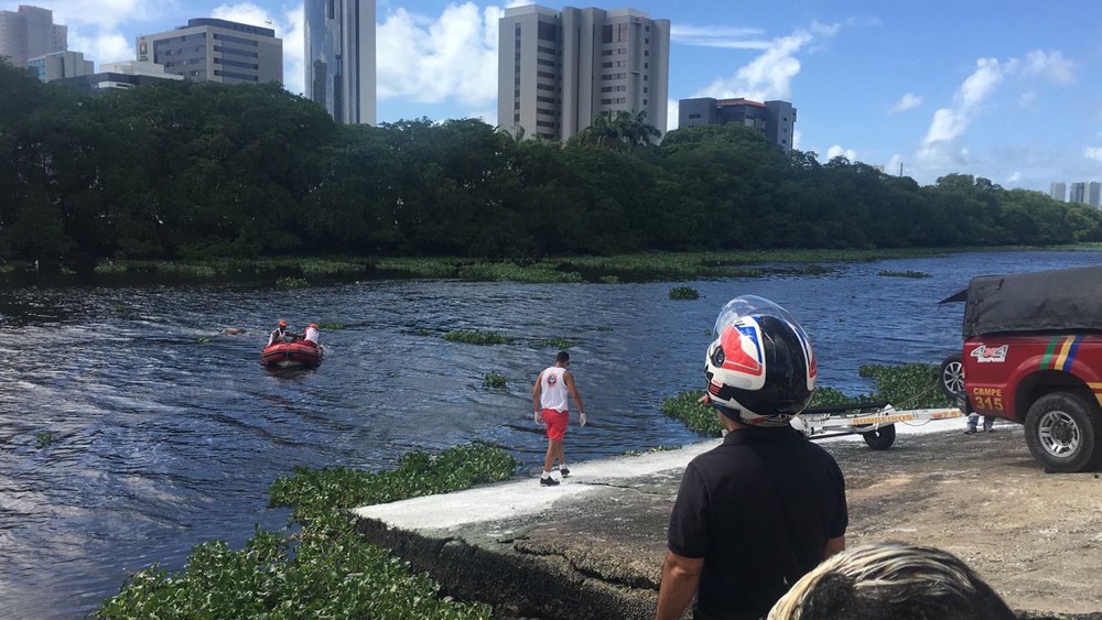 Bombeiros resgatam corpo de PM reformado no Rio Capibaribe, no Recife