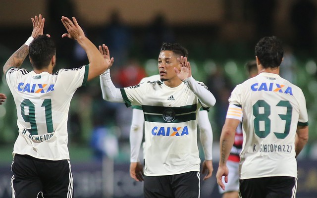Coritiba aproveita noite desastrosa de Kléver e goleia Atlético-GO na estreia