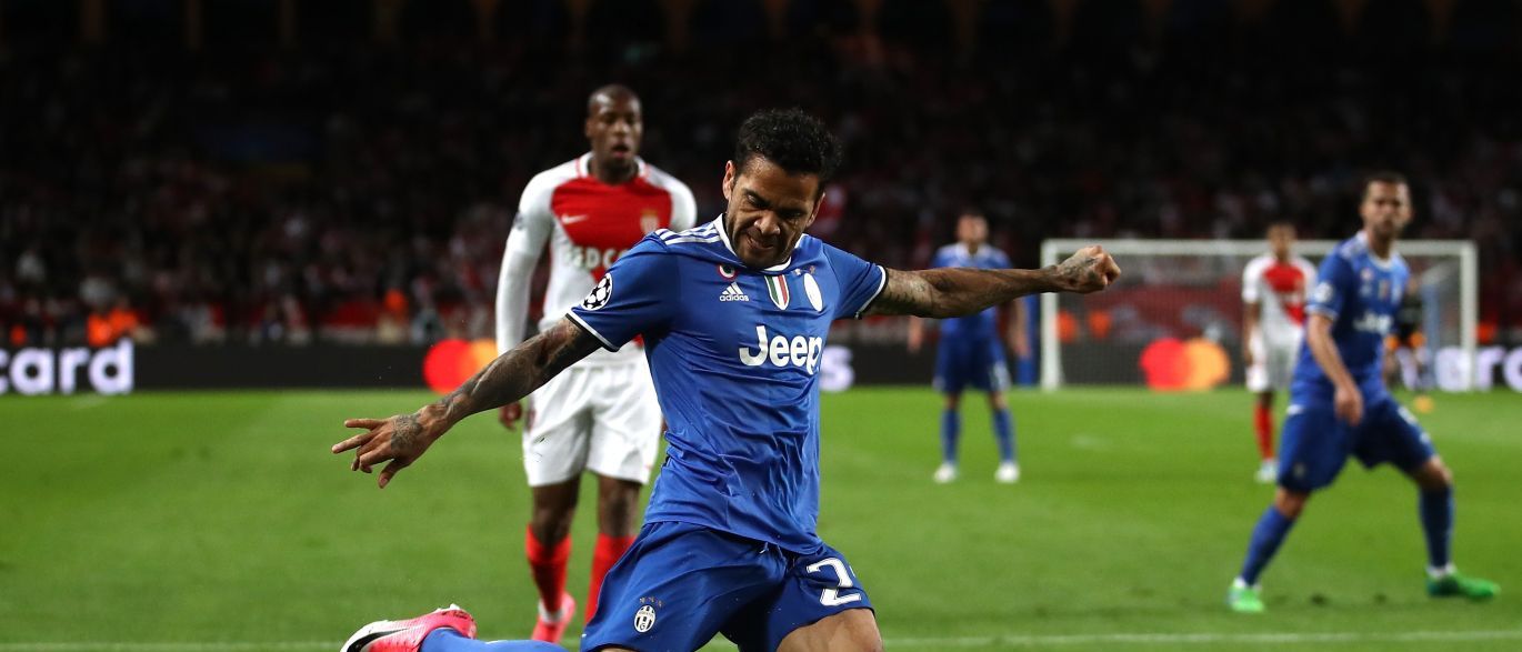 Jornais europeus rasgam elogios a Dani Alves após partida brilhante