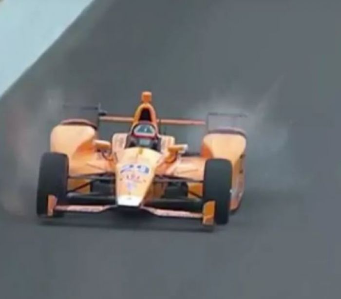 Indy: a mais de 300 km/h, Alonso atropela e despedaça pássaros