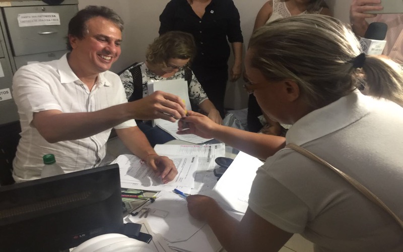 Governador e Secretária de Juazeiro do Norte entregam chaves do Minha Casa Minha Vida