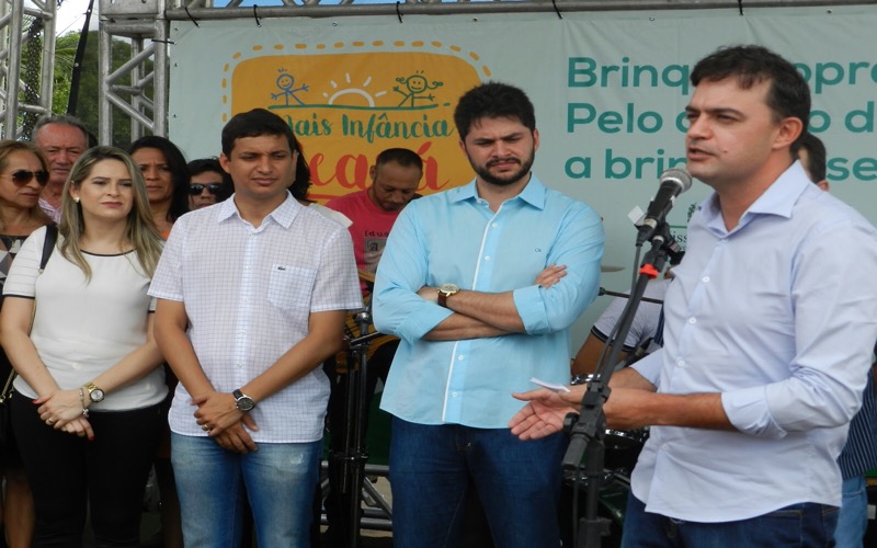 Fernando Santana, Guilherme Landim e o prefeito Diego Feitosa participam da entrega da Brinquedopraça de Missão Velha