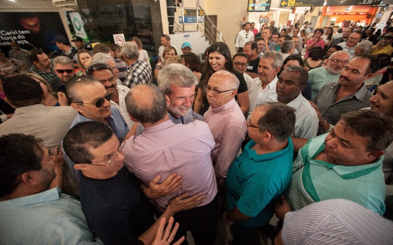 Prefeito Arnon Bezerra retoma atividades administrativas e é recepcionado de forma calorosa, no Aeroporto de Juazeiro do Norte