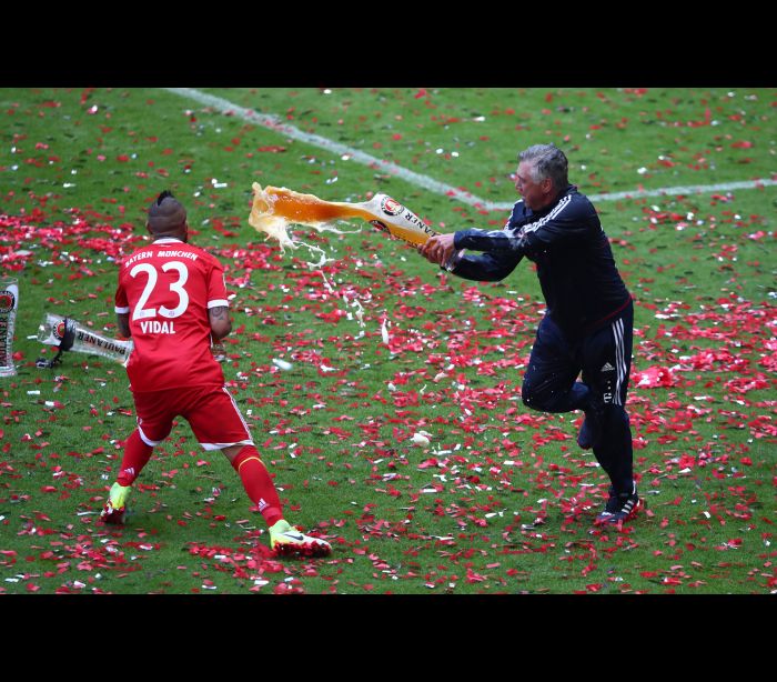 Comemoração do Bayern tem guerra de cerveja no gramado; fotos