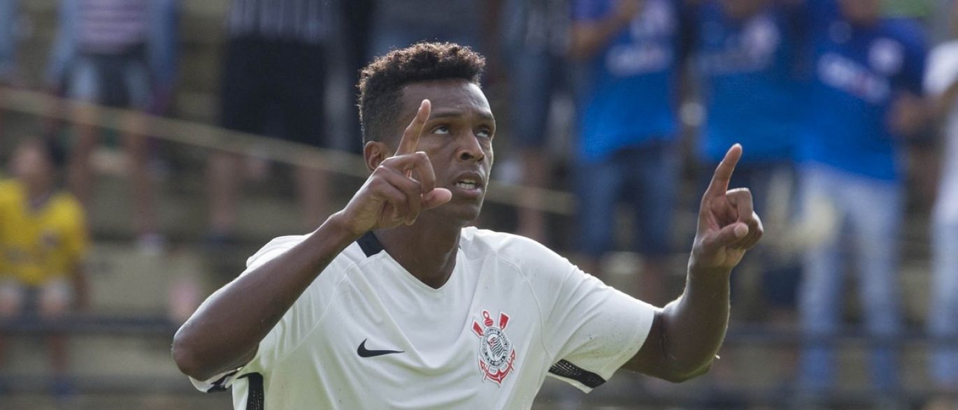Corinthians bate Vitória fora de casa com mais um gol de Jô