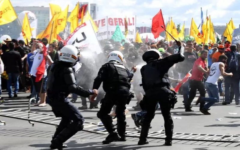 Manifestantes tocam fogo em Ministério e Temer convoca Força Nacional e Exército