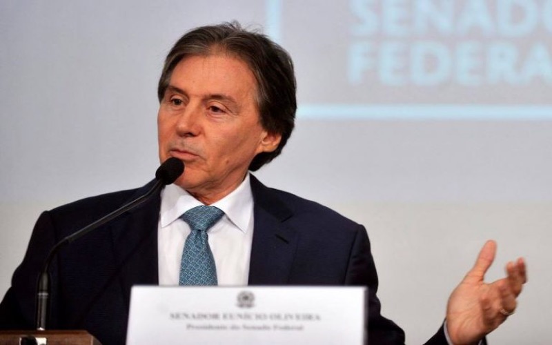 Eunício lê requerimento de criação de CPI para investigar empréstimos do BNDES