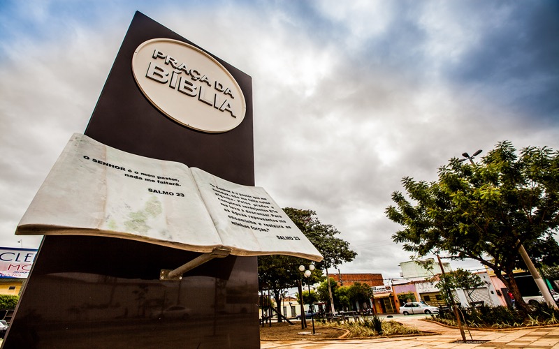 Juazeiro do Norte – Prefeito Arnon Bezerra entrega Praça da Bíblia