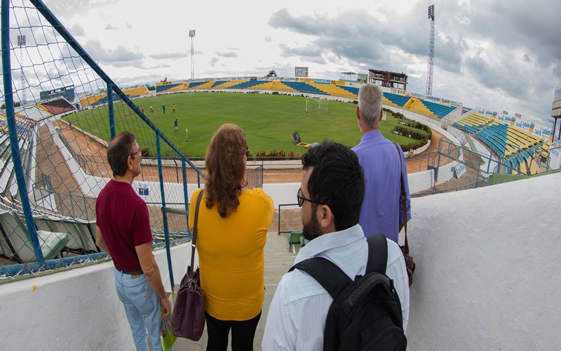 Engenheiros e técnicos visitam estádio Romeirão para elaborar projeto de reforma