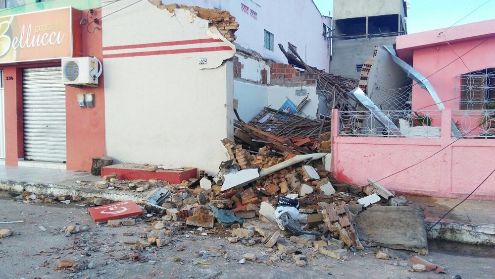 Quadrilha invade cidade no RN, explode caixa de banco e atira em delegacia