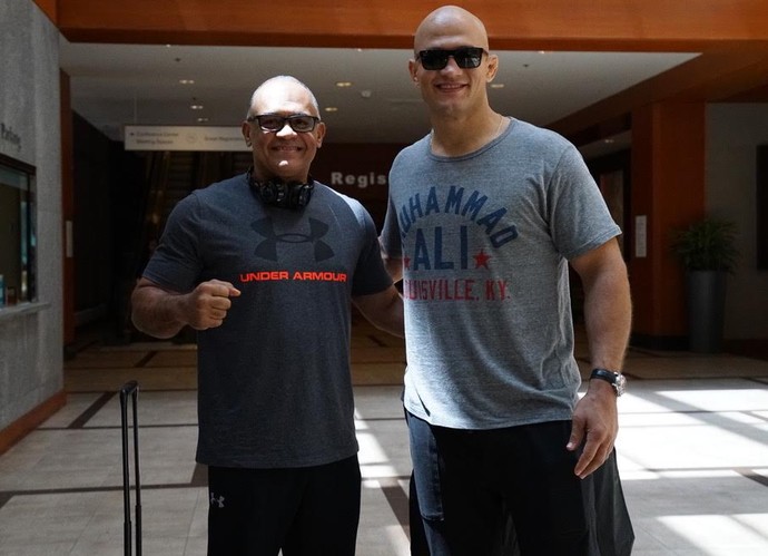 Cigano desembarca em Dallas para o UFC 211: “Confiança está nas alturas”