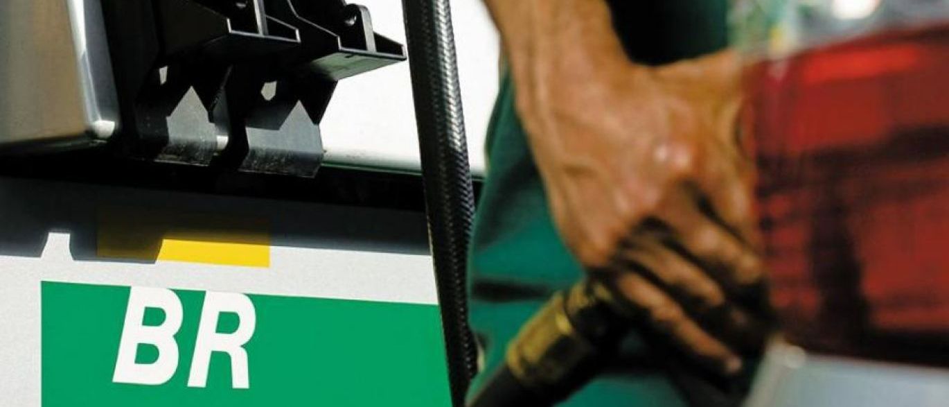 Mercado questiona queda no preço da gasolina