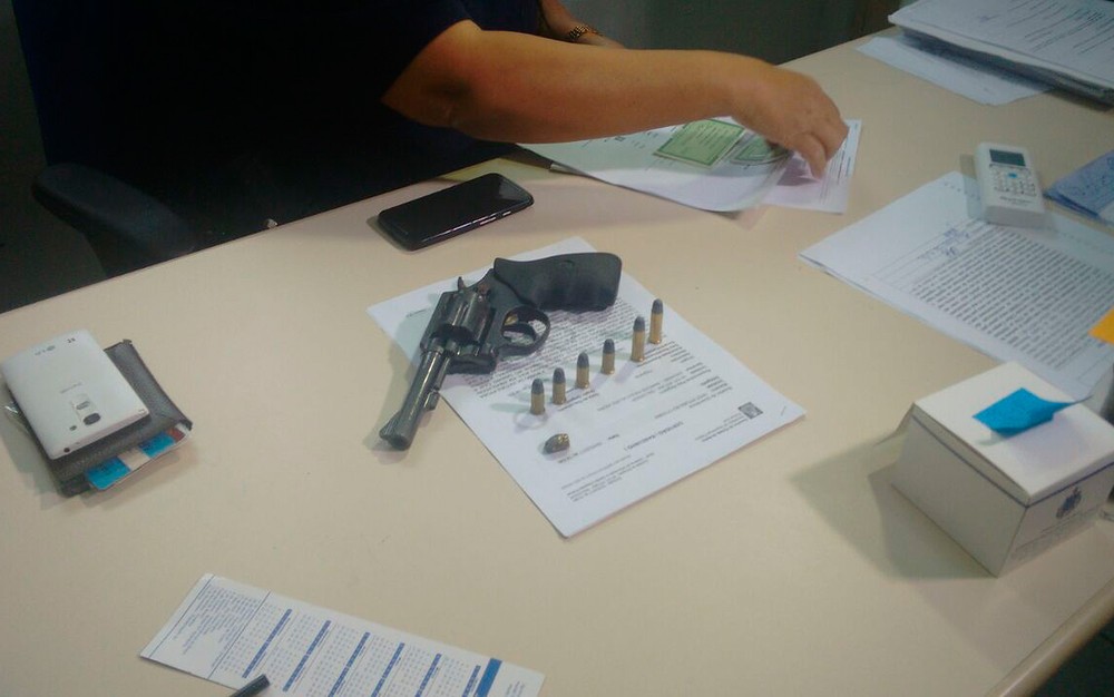Assaltante que liberou refém após chegada da mãe tem 11 passagens por roubos
