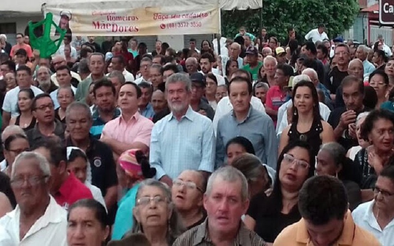 Prefeito Arnon Bezerra e seu vice, Giovane Sampaio, participaram da Missa do Padre Cicero na manhã deste sábado