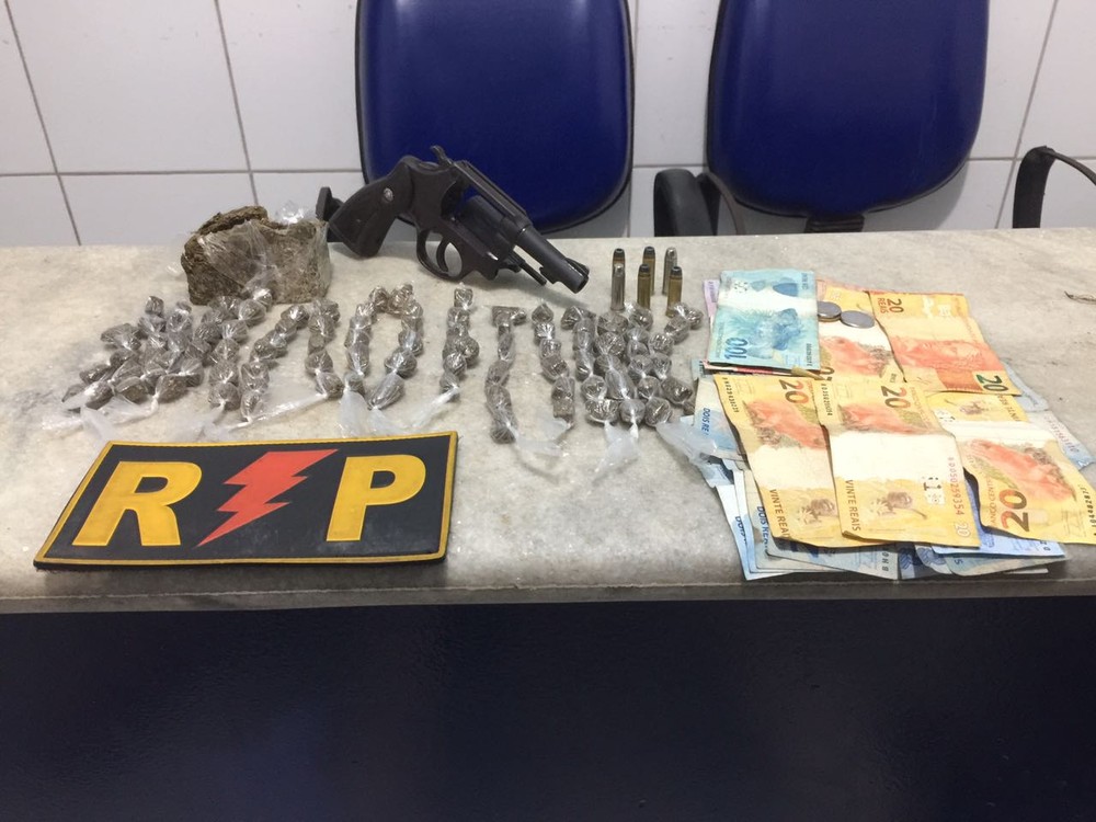 Jovens são presos com drogas e arma no bairro do Vergel