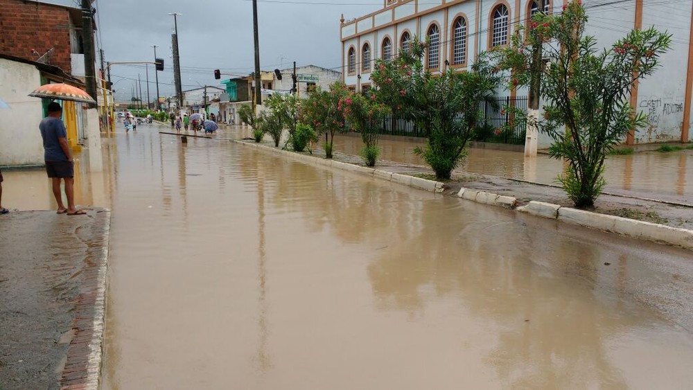 Chuvas fortes alagam ruas em São Miguel dos Campos, Alagoas