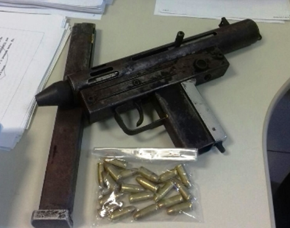 Polícia apreende submetralhadora e mais de cinco quilos de drogas em Fortaleza