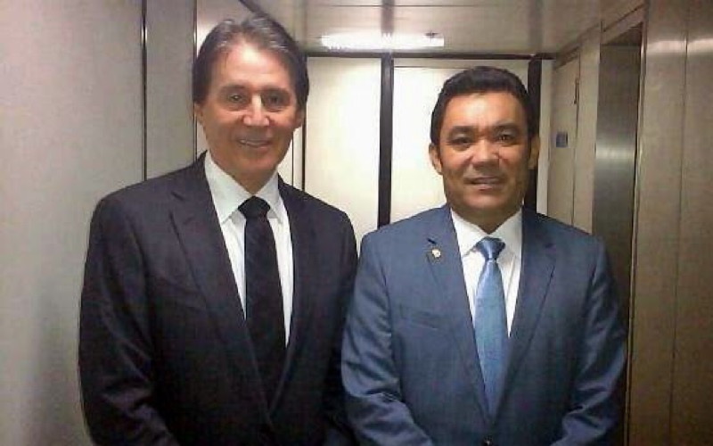 Após pedido de Eunício e Genecias, ministério libera 23 mil vacinas contra meningite para Parambu