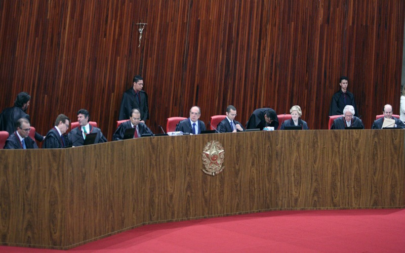 Por 4 votos a 3, TSE decide pela absolvição da chapa Dilma-Temer; presidente segue no cargo
