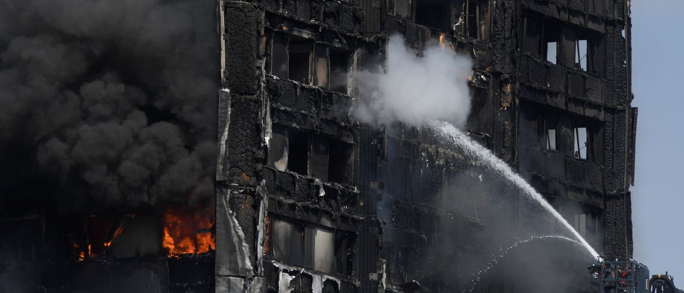 Número de mortos em incêndio em prédio de Londres sobre para 17