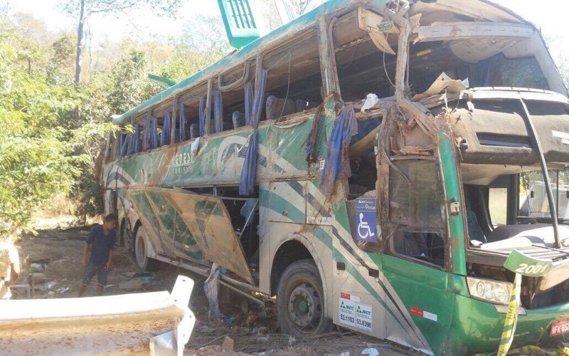 Ônibus sai do Ceará, tomba e deixa nove mortos no sul do Piauí