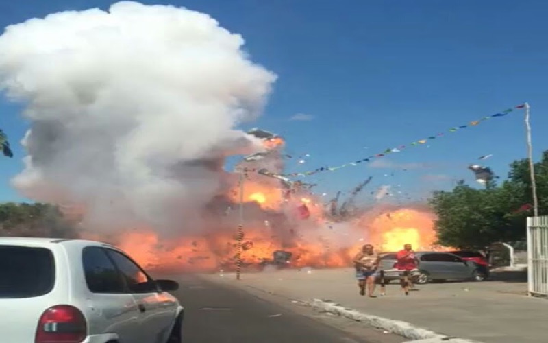 Barraca de fogos explode atingindo casas, carros e cemitério em Petrolina