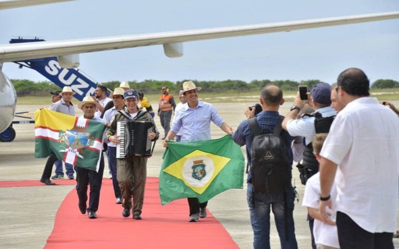 Camilo Santana chega ao Aeroporto de Jericoacoara em voo inaugural