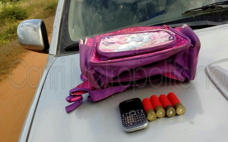 Mochila com cartuchos de espingarda calibre 12 é arremessada para dentro do “tourão” em Juazeiro no Norte