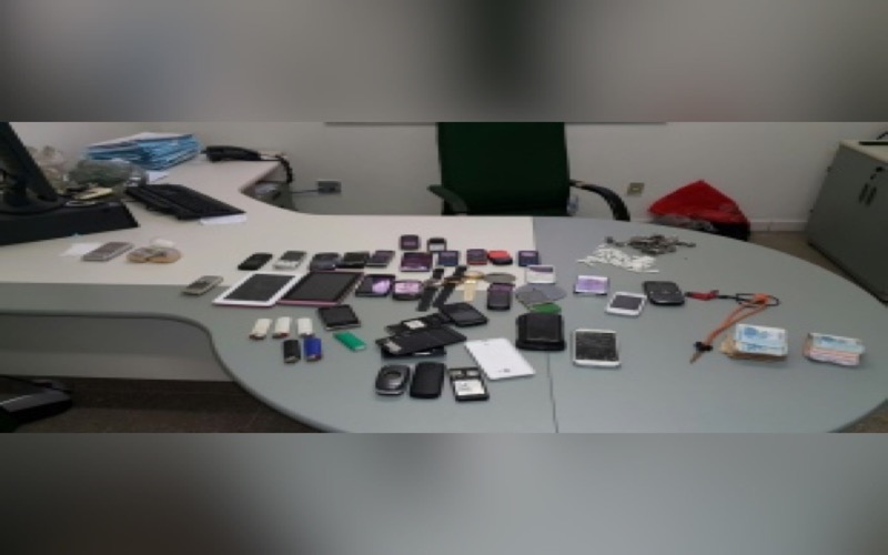Operação prende trio com drogas, dinheiro, armas, relógios e celulares em Lavras da Mangabeira