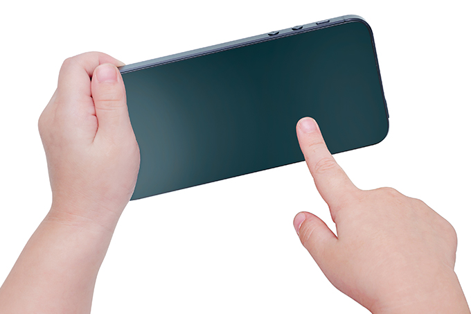 Mexer no celular à noite aumenta o risco de depressão infantil