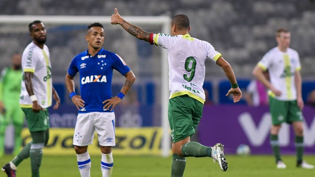 Sem polêmica, Chape vence o Cruzeiro em jogo intenso e mantém a liderança: 2 a 0