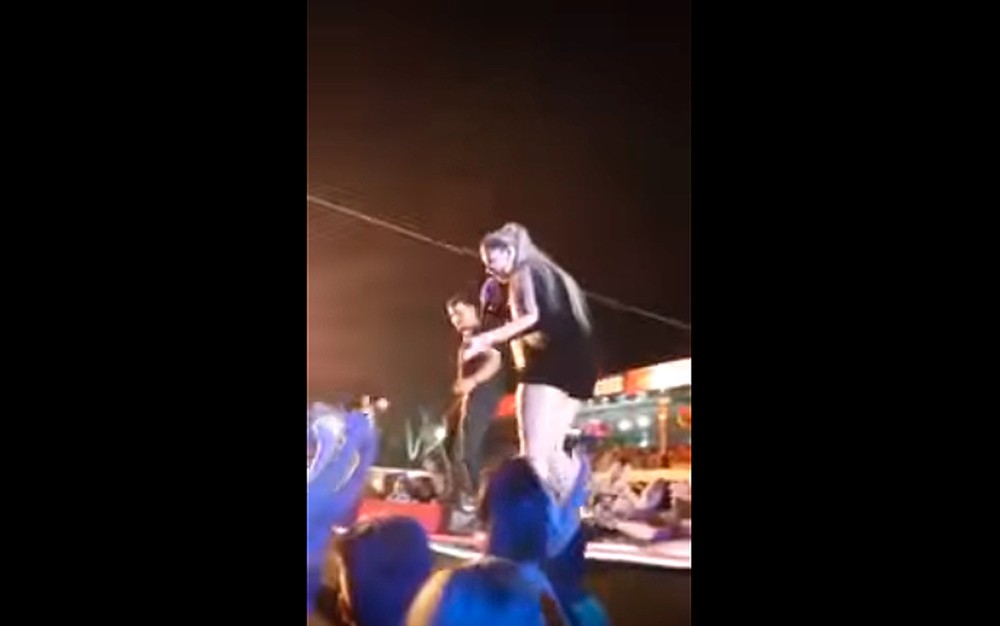 Fã joga cerveja em Marília Mendonça em show na BA e leva bronca da cantora: ‘Jogue na sua avó’